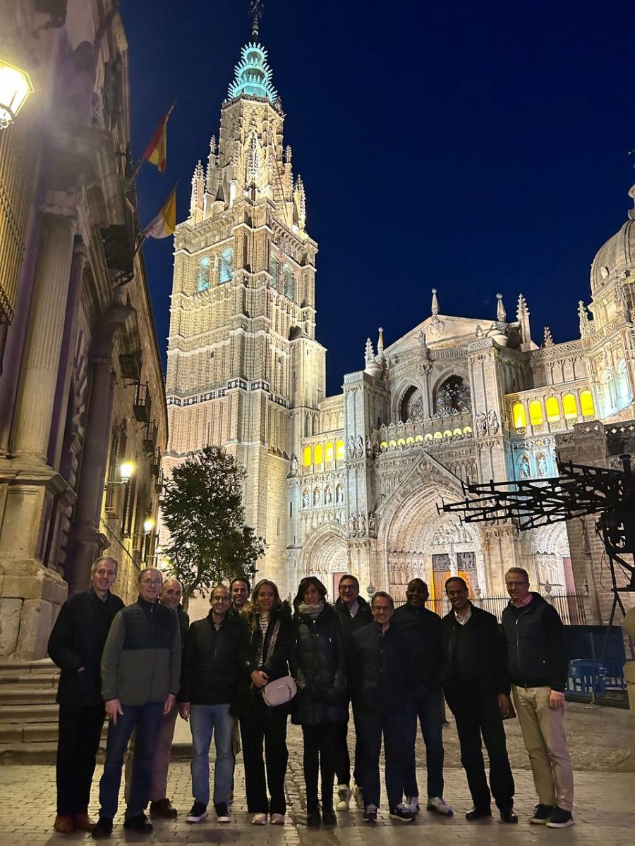 Los participantes en el Seminario delante de la Catedral de Toledo. Foto Instituto CRIIA